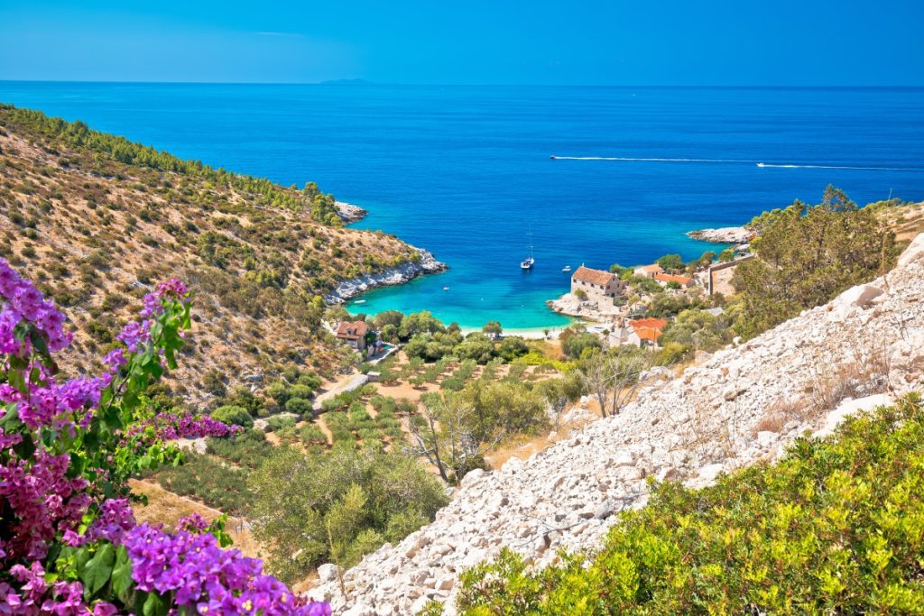Top 10 plaža koje morate posjetiti na Hvaru